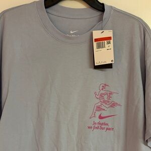 Nike Men's Light light purple Tee with Pink Graphic.  Awesome shirt.  Size L